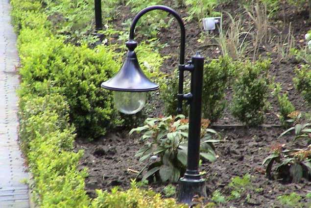 sfeerverlichting in de tuin in oisterwijk, in de tuin ligt ook drainage buis om het overtollige water af te vangen